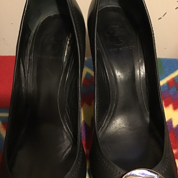 🔥SALE! TORY BURCH, SIZE 9 1/2 med, pre-owned , small lose insole on left shoe🔥 - Picture 10 of 10